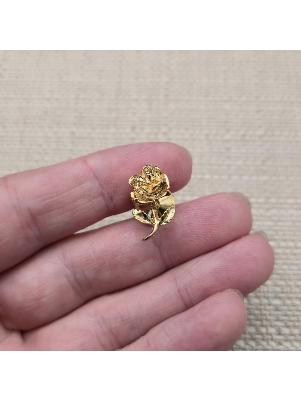 Vintage Textured Gold Tone Miniature Rose Flower Brooch Pin A8734